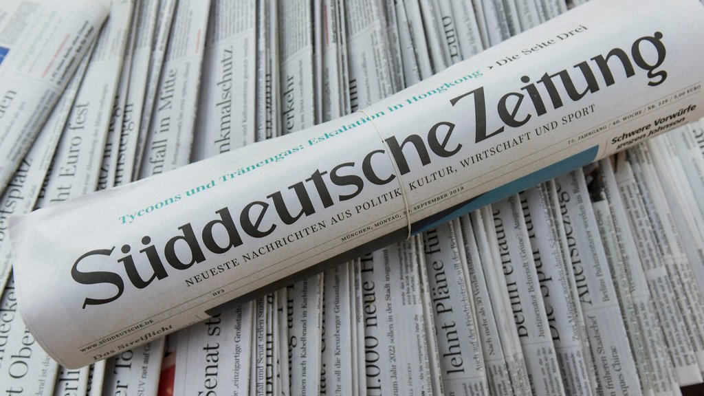Absturz der Auflage: Das Lügen-Leitmedium #SüddeutscheZeitung muss 30 Redaktionsstellen abbauen. Wegen 'unerwartet' großer Probleme im Printgeschäft! Selten so gelacht. Und wie reagiert der Kasperlesverein @DJVde: 'Die Qualität droht Schaden zu nehmen.' So geht Zeitungssterben…