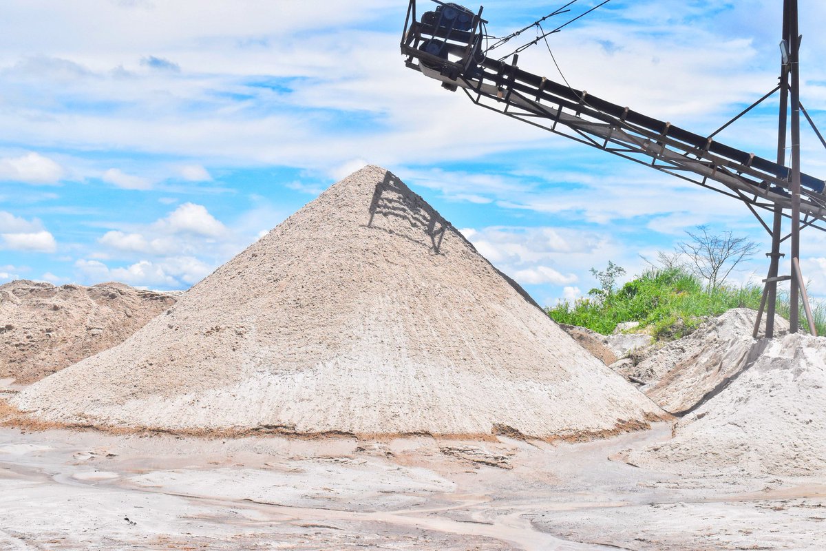@AntiGraft_SH, in conjunction with @nemaug , @PoliceUg, and @MoWT_Uganda, is conducting operations against illegal sand mining in the Lwera-Katonga area. Arrests have been made, and machinery and trucks have been recovered.
#ExposeTheCorrupt