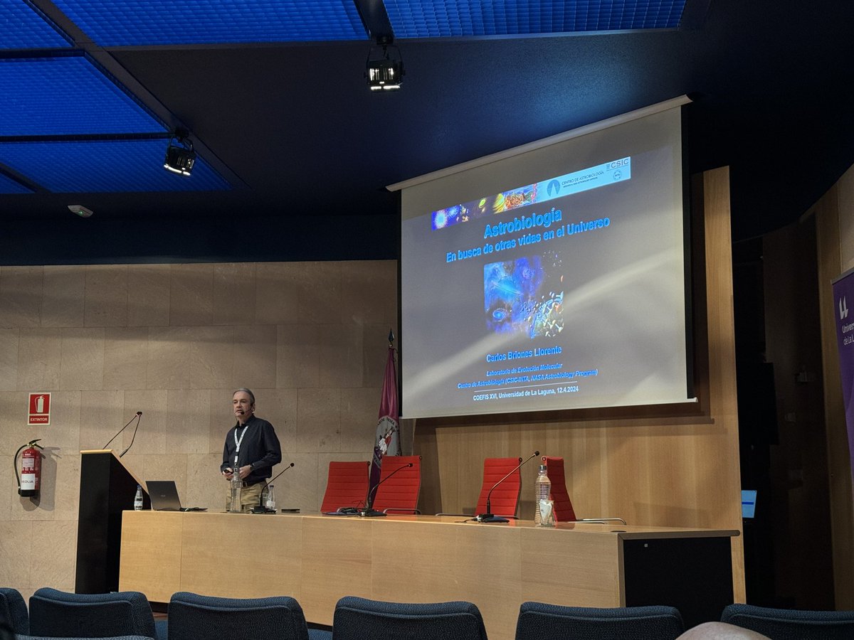 🟠Comienza la ponencia: “Astrobiología: en busca de otras vidas en el Universo.” del Dr. Carlos Briones Llorente.