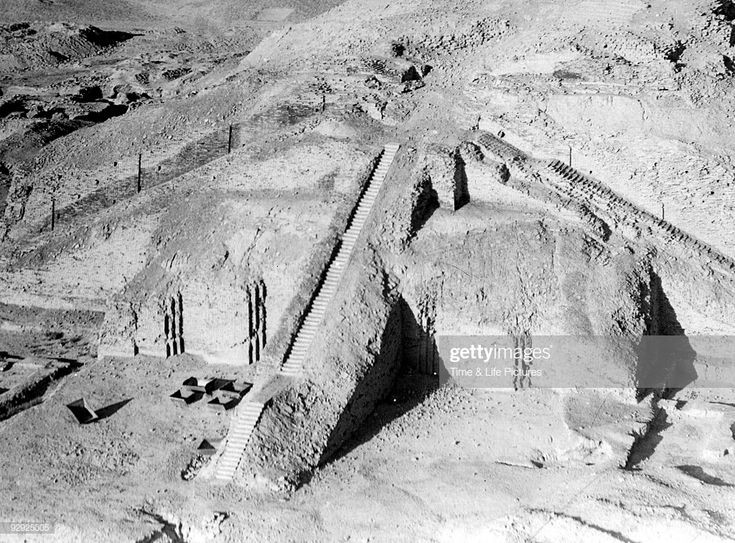Ancient Photos Reveal Lost Architectural architectures surrounding the ziggurat of #Ur. 
#Mesopotamia.