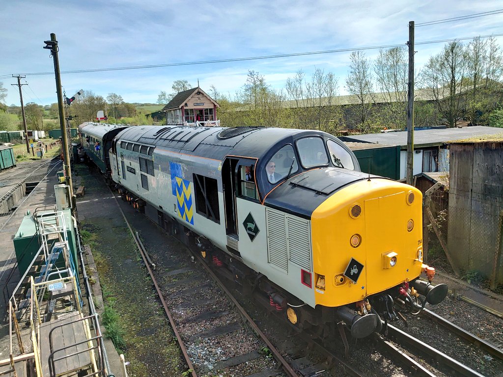 37714 enters Rolvenden station this afternoon. @KandESRailway @kesroperating