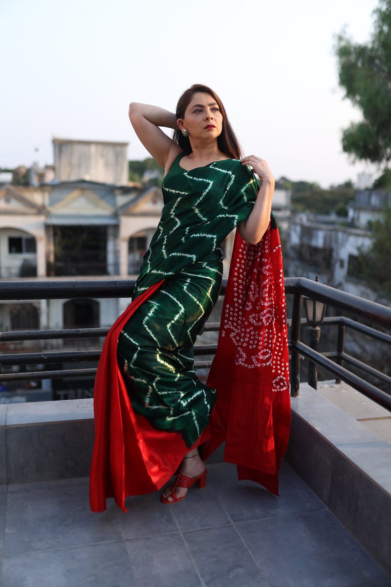meSonalee's tweet photo. लहरिया❤️ 

#sonaleekulkarni #marathimulgi #sarilove #bandhani #sari #green #red https://t.co/ebVsQYLs75