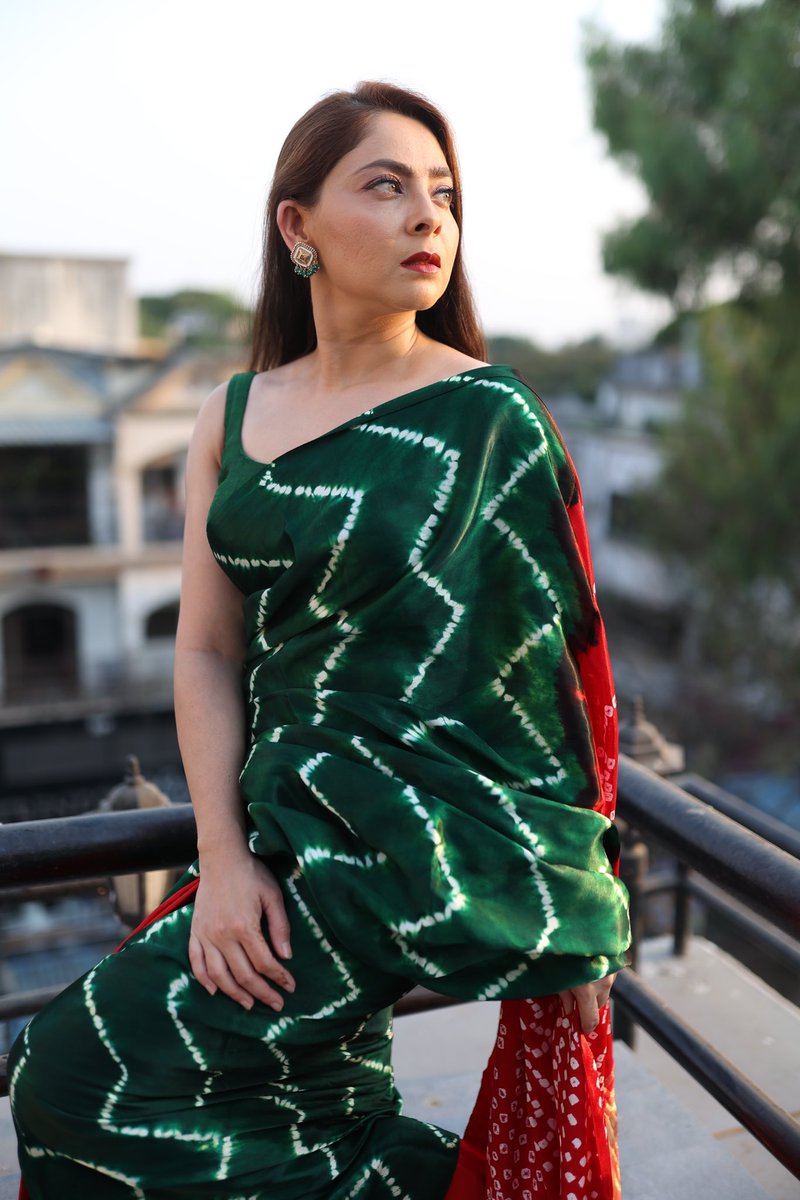 meSonalee's tweet photo. लहरिया❤️ 

#sonaleekulkarni #marathimulgi #sarilove #bandhani #sari #green #red https://t.co/ebVsQYLs75