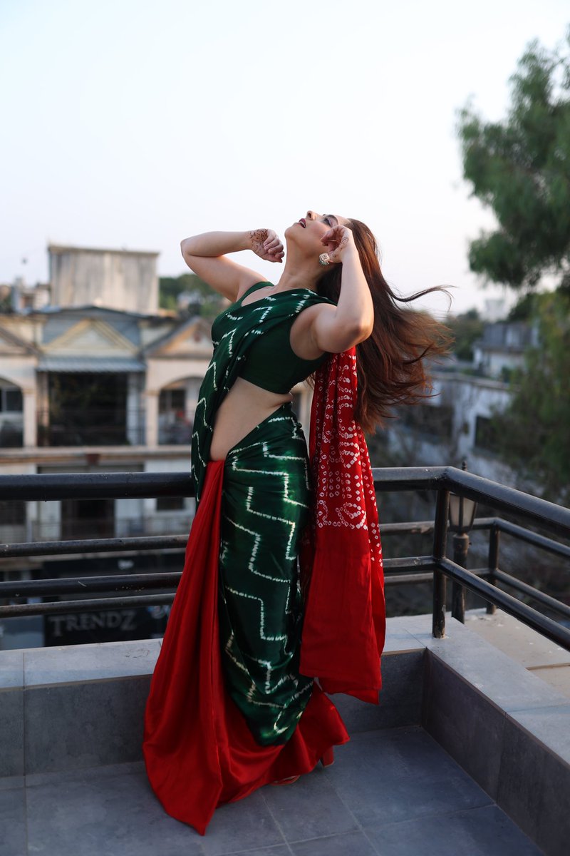meSonalee's tweet photo. लहरिया❤️ 

#sonaleekulkarni #marathimulgi #sarilove #bandhani #sari #green #red https://t.co/ebVsQYLs75