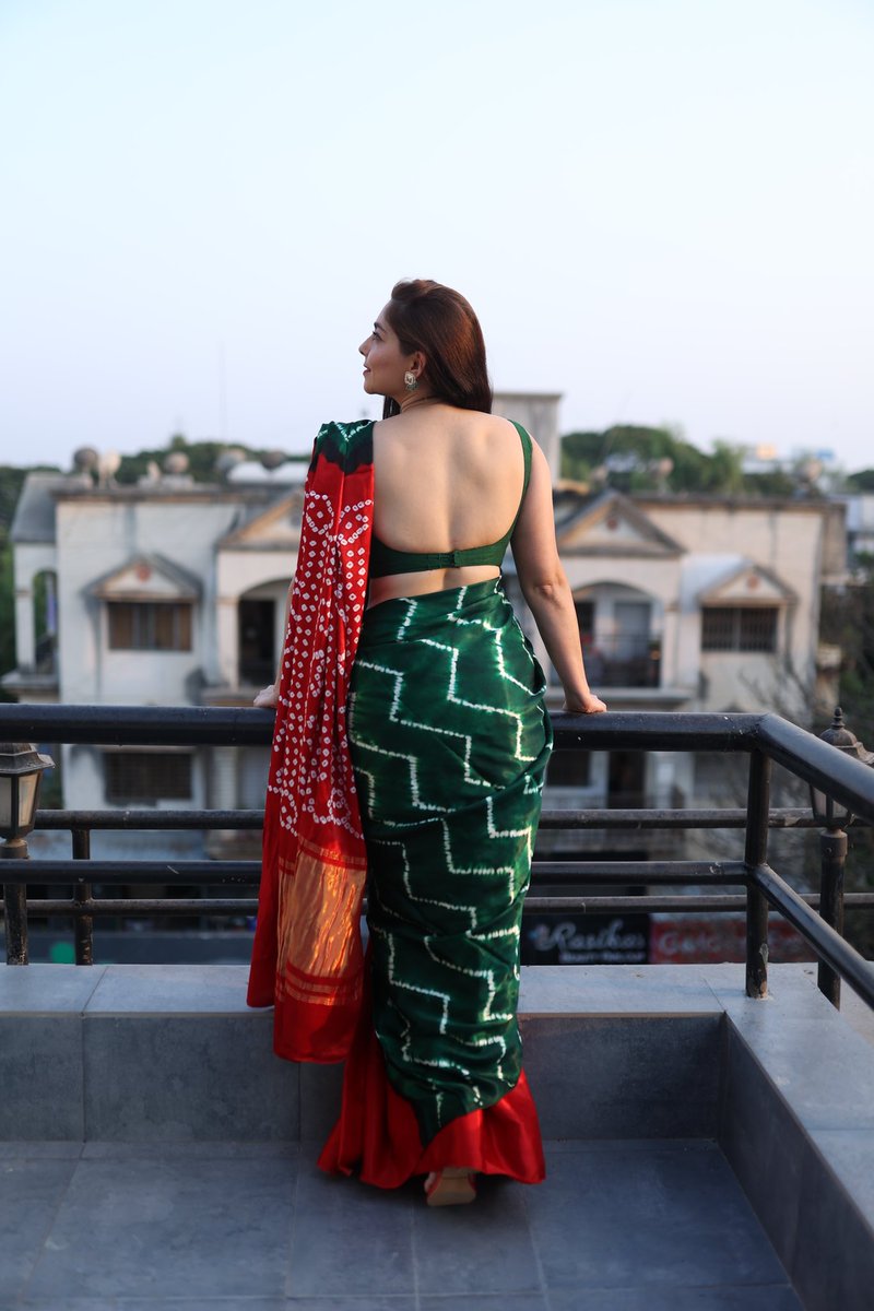 meSonalee's tweet photo. लहरिया❤️ 

#sonaleekulkarni #marathimulgi #sarilove #bandhani #sari #green #red https://t.co/ebVsQYLs75