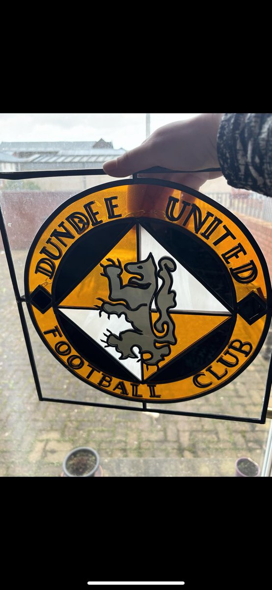 My neighbour Erin is with a heavy heart having to sell this stained glass United piece she has at her gaff. If anyone is interested or Ken’s anyone then give is a shout as she’s looking for offers for it? Any RT’s are appreciated. Cheers x