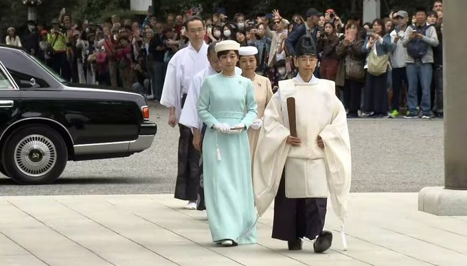 佳子さまの参拝の様子です 国民と近いし 国民を制する人も見当たらない 何より、佳子さまのSPどこ？ 神社関係者3名 女官 佳子さまの5名と すぐ近くにそれを見守る国民の姿 後ろにある車ですら良き