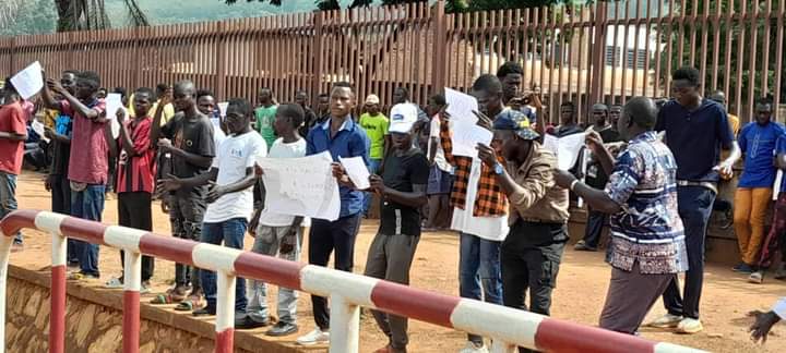 🙄On ne comprendra jamais la #Centrafrique 1-Manif de la société civile contre la vie chère, la coupure du courant, les taxes abusives, interdite par le gov 2-Manif des proches du pouvoir pour soutenir l'ENERCA visée par la 1ère manif, bien sécurisée Le message est clair. @UN_CAR