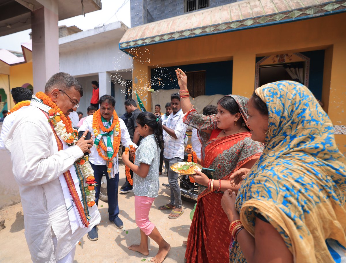 ArupPatnaikOMP's tweet photo. ଡେଲାଙ୍ଗ ବ୍ଲକ ଖେଲାଉର ଗ୍ରାମ ପଞ୍ଚାୟତରେ ପିପିଲି ବିଧାୟକ ପ୍ରାର୍ଥୀ ଶ୍ରୀ ରୁଦ୍ର ପ୍ରତାପ ମହାରଥୀଙ୍କ ସହ ବୁଲି ଜନସାଧାରଣଙ୍କ ଆଶୀର୍ବାଦ ଓ ସହଯୋଗ କାମନା କରିବା ସହ ଘର ଘର ବୁଲି ଭୋଟ୍ ଭିକ୍ଷା କରିଥିଲି।

#OdishaOnMove #pipili #Aruppatnaik #rudramaharathy #puri #NaveenOdisha https://t.co/uW1rdmAXIE