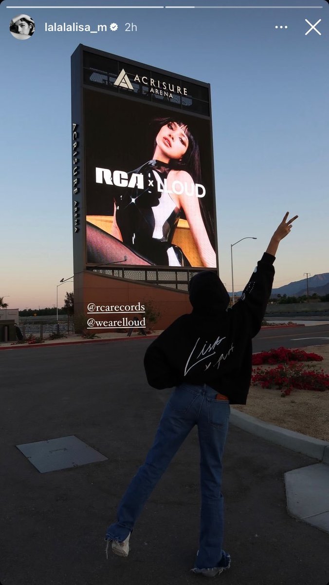 #BLACKPINK's Lisa poses with her billboard at #Coachella. 🔥