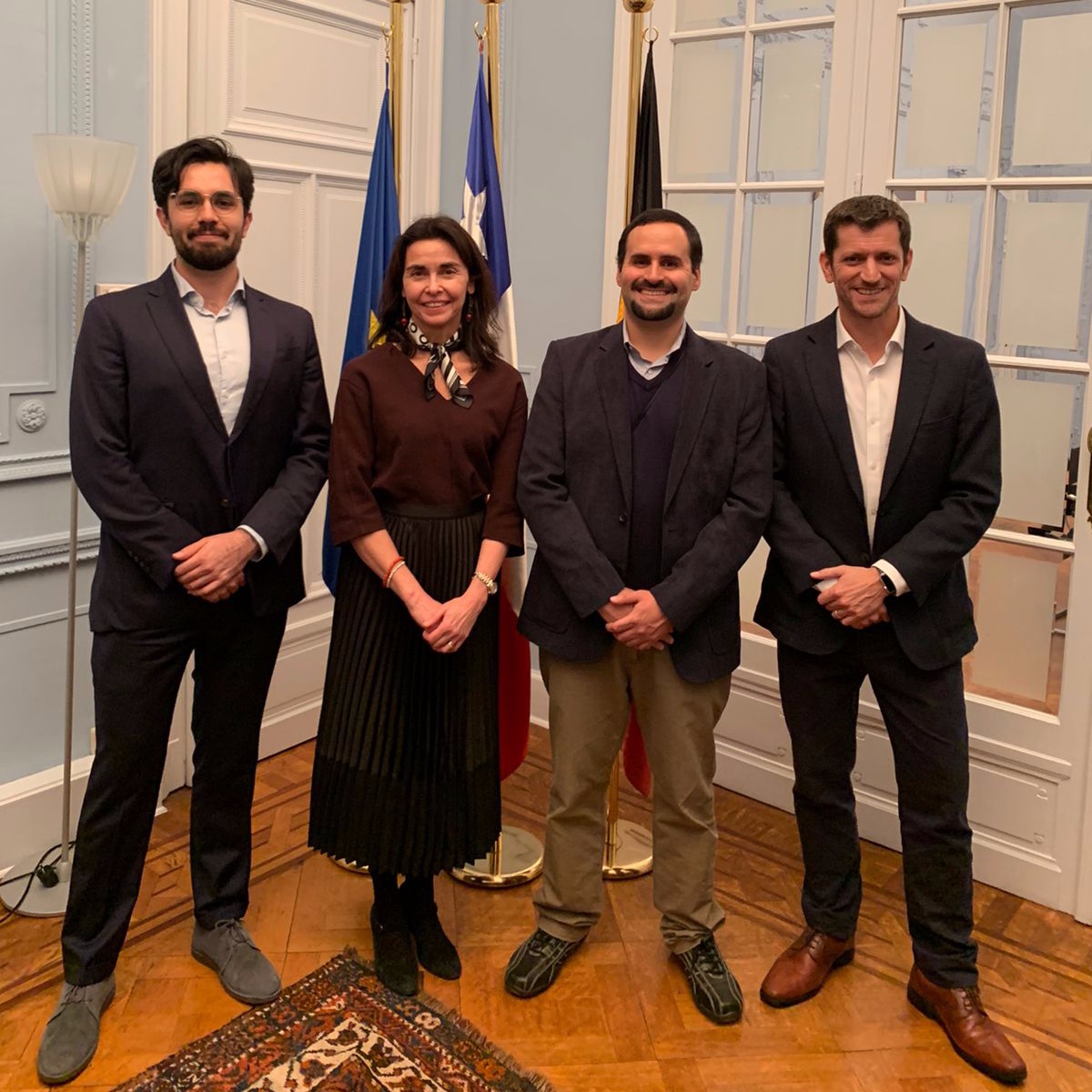 La Embajadora de Chile en Bélgica, concurrente en Luxemburgo, además de jefa de @MisionChileUE, Gloria Navarrete, recibió a la delegación de periodistas chilenos que se encuentra de visita en Bruselas. Encuentro abordó cooperación UE-Chile y firma del Acuerdo Marco Avanzado🇪🇺🇨🇱