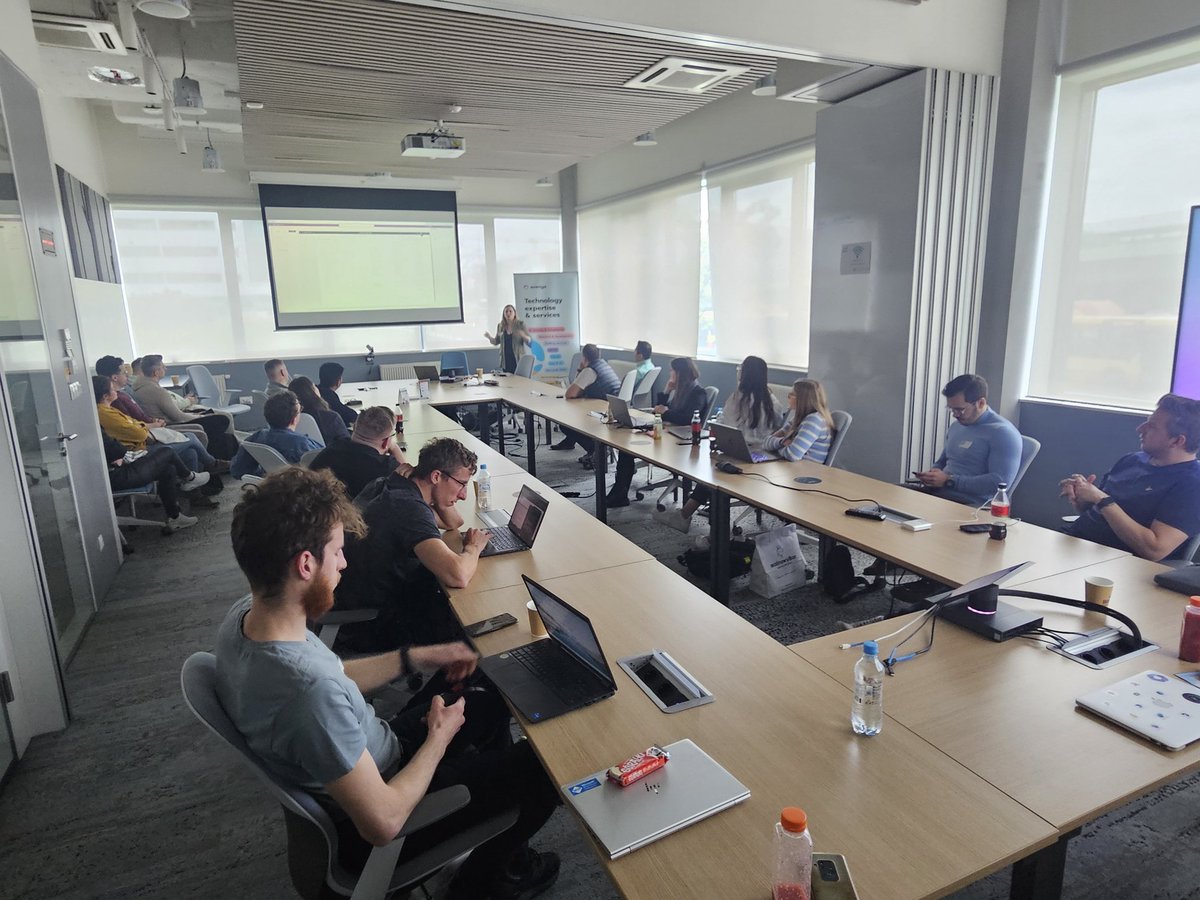 "Better together - Learn what's possible for Collaboration within #PowerApps" 🩵 Vivian Voss is delivering valuable insights at #CollabDaysPL!