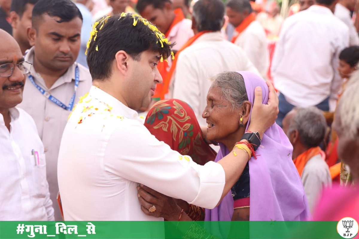 कल्याण्यै प्रणतां वृद्ध्यै सिद्ध्यै कुर्मो नमो नमः। नैर्ऋत्यै भूभृतां लक्ष्म्यै शर्वाण्यै ते नमो नमः॥