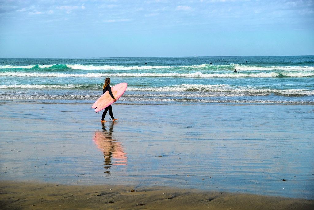 Pink surfboard in San Diego, California buff.ly/4aQlLtR #photography #travel #sandiego #california #wave #lajolla #surfing #surfer #surfboard #ocean #pacific #sea #beach #sand #girl #pink