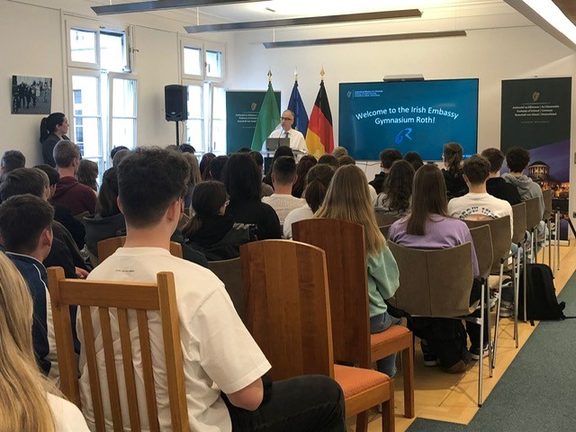 The Embassy was delighted to welcome 75 students & their teachers from Gymnasium Roth as part of their school tour to Berlin. The students got an insight in to the work of the Embassy and a career in diplomacy, before taking part in a quiz to test their knowledge of 🇮🇪