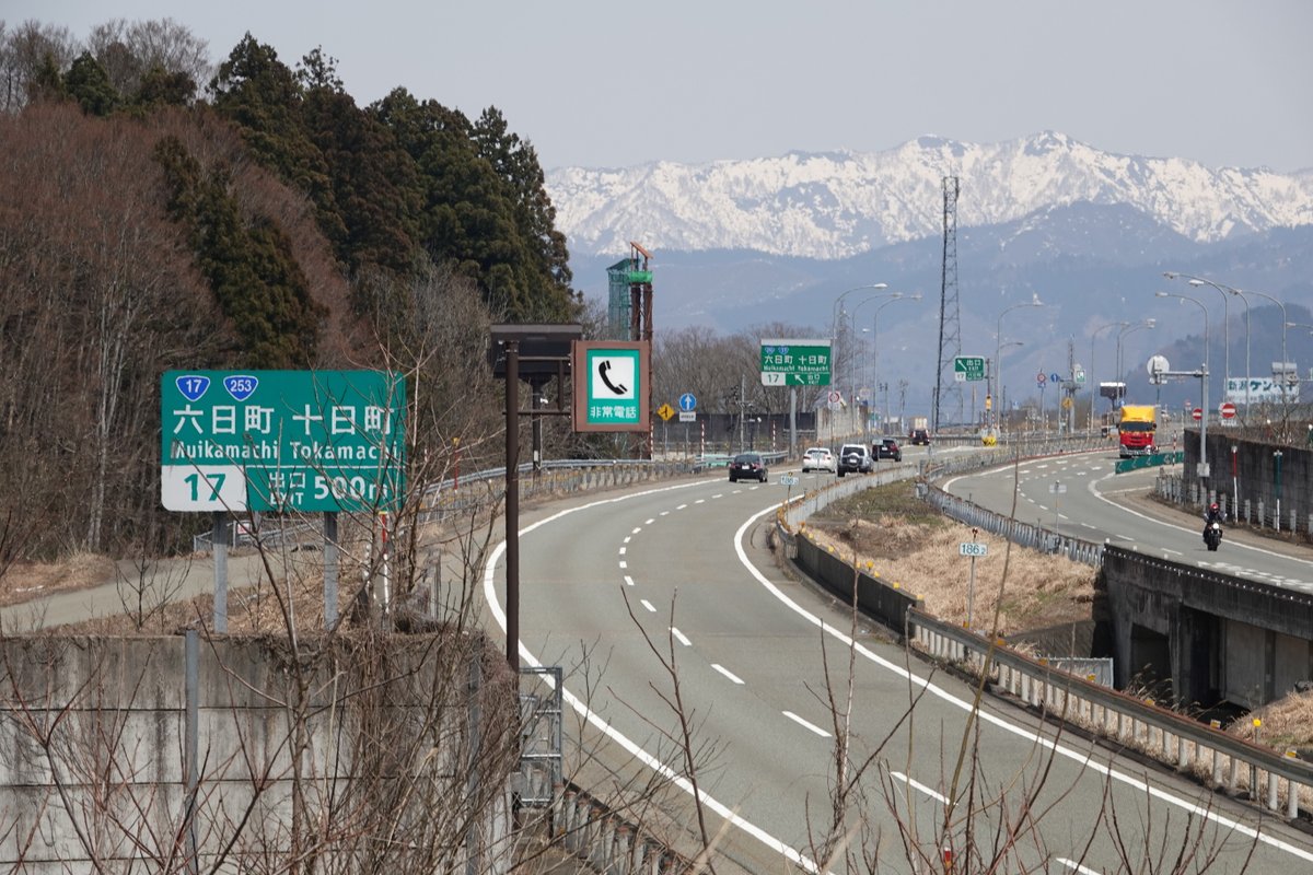 雪残る山々を背に。
早春の新潟県の関越道は素晴らしい。　#高側道