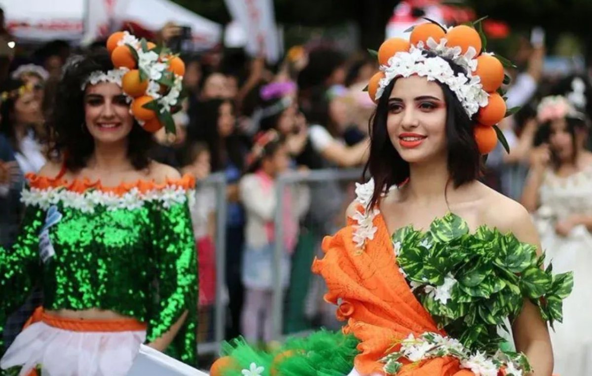 🍊🎉VE BEKLENEN AN GELDİ... Portakal Çiçeği Karnavalı yarın başlıyor! Adana, 9 gün boyunca 200’den fazla sportif, sanatsal ve kültürel etkinliğe ev sahipliği yapacak. Merkez Park'ta yarın Fatma Turgut konserleri ile başlayacak olan karnavalda çok sayıda sanatçı da hayranları…