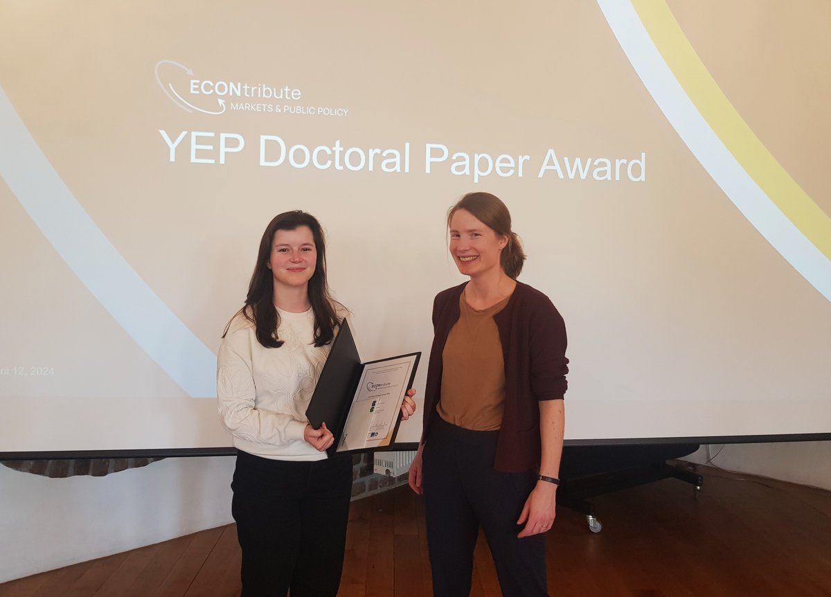 Congratulations to @ValentinaMelent @UniCologne who was awarded the YEP Doctoral Paper Award for her paper on 'Child penalty estimation and mother's age at first birth' at the @ECON_tribute retreat🎉 #EconTwitter @dfg_public