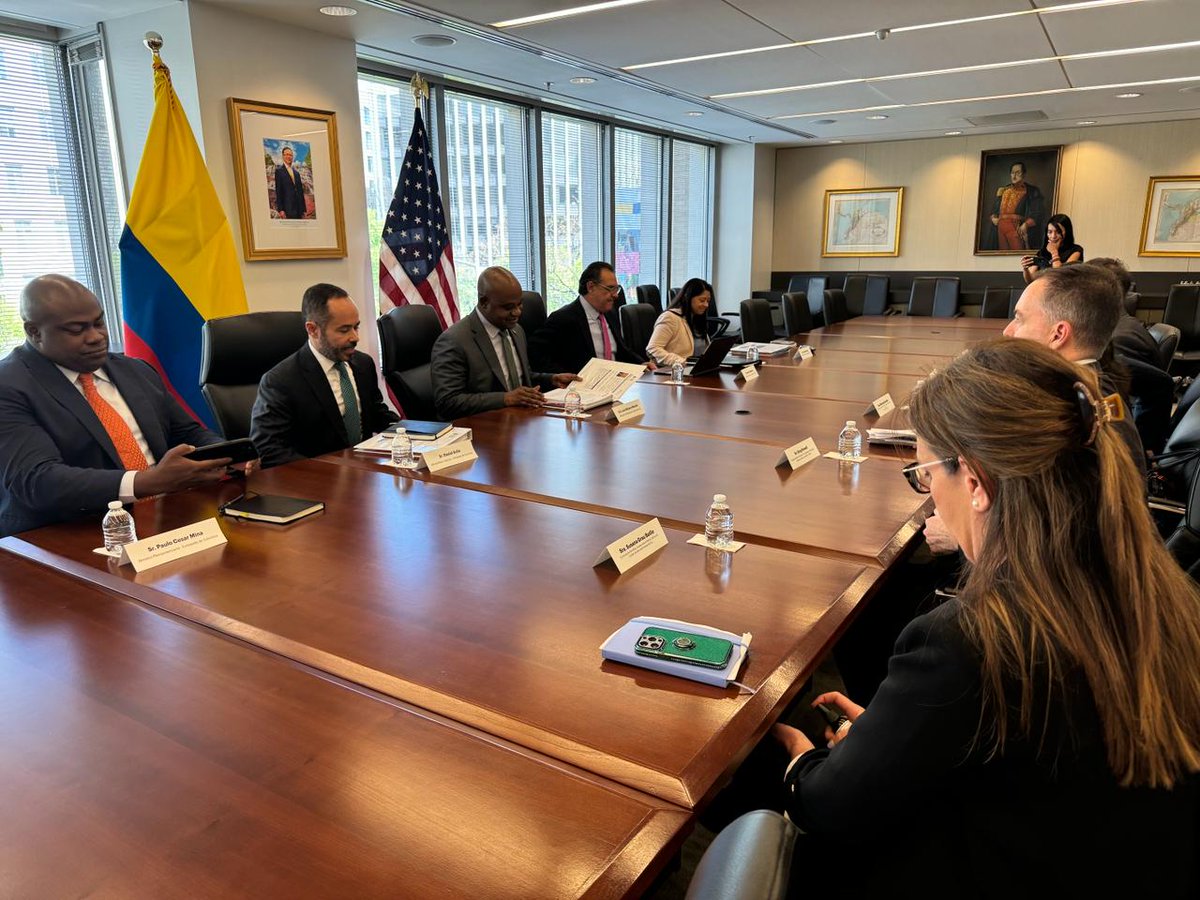 Colombia y Estados Unidos reafirman su relación de socios estratégicos. El canciller (e) @LuisGMurillo sostuvo un encuentro con una delegación de alto nivel de la Casa Blanca para reafirmar la relación entre Colombia y Estados Unidos como aliados estratégicos en la región. 🧵👇