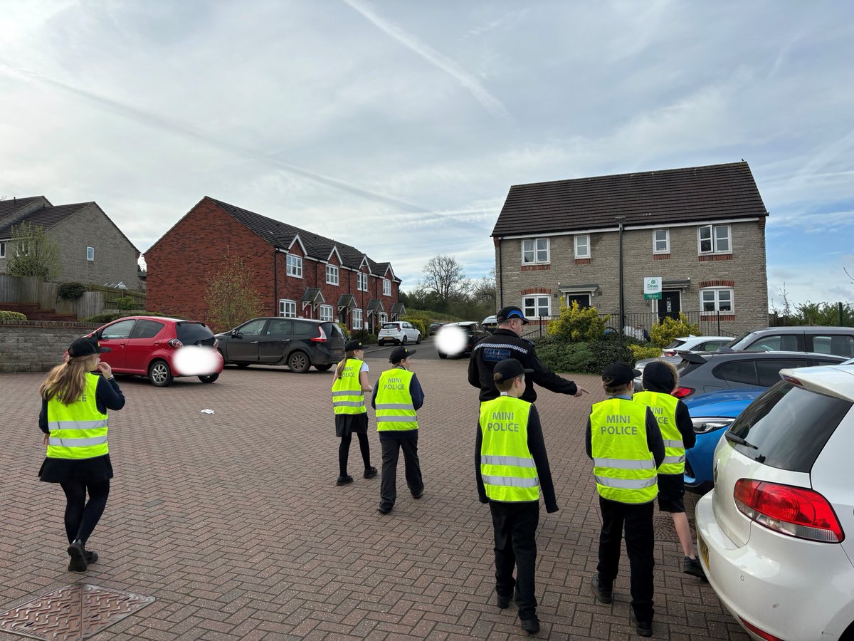 The #minipolice and Forest PCSO's were at St White's Primary School in Cinderford this morning conducting a positive parking exercise.🚙 8 negative tickets and 6 positive tickets were given out, the students thoroughly enjoyed themselves.