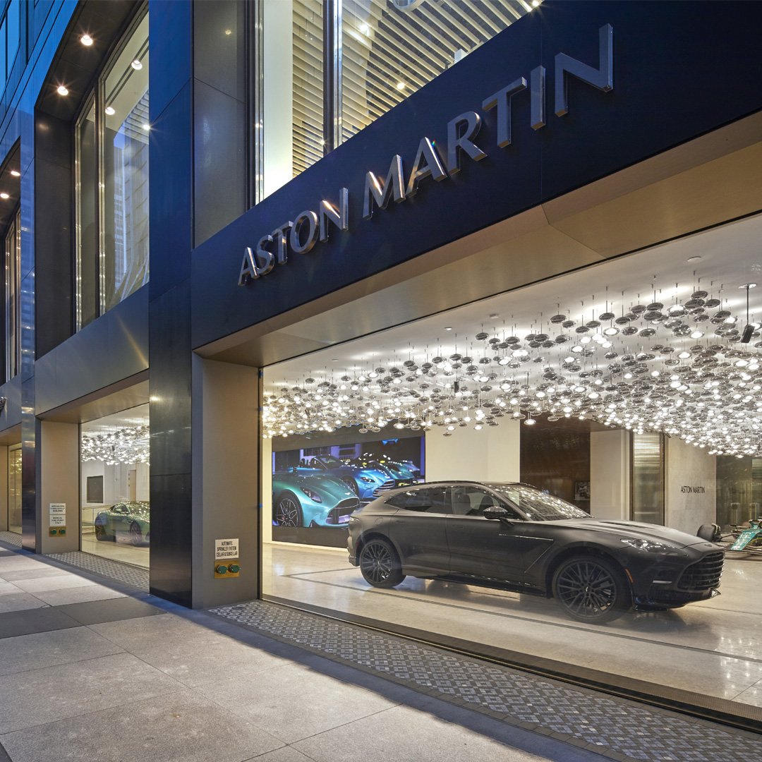 Have you spied @astonmartin’s latest models at #450Park Avenue? The British automaker’s first ultra-luxury flagship location showcases 007’s favorite rides beneath a 2,100-bulb chandelier in the grand window on Park. Learn more about 450 Park here: hubs.li/Q02sbC_k0