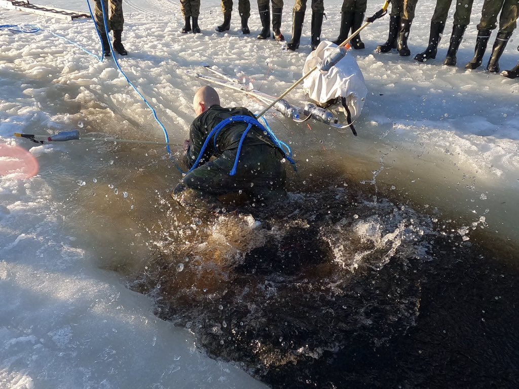 Getting up from icy water, is a “must know” for us living in Finland. This week our conscripts trained how to do it. Cold water will shock you, but keep calm. First backpack and skis to the ice, then climb on ice, same tracks where you came, get dry and warm. 👍🏻 @PKarjalan_raja