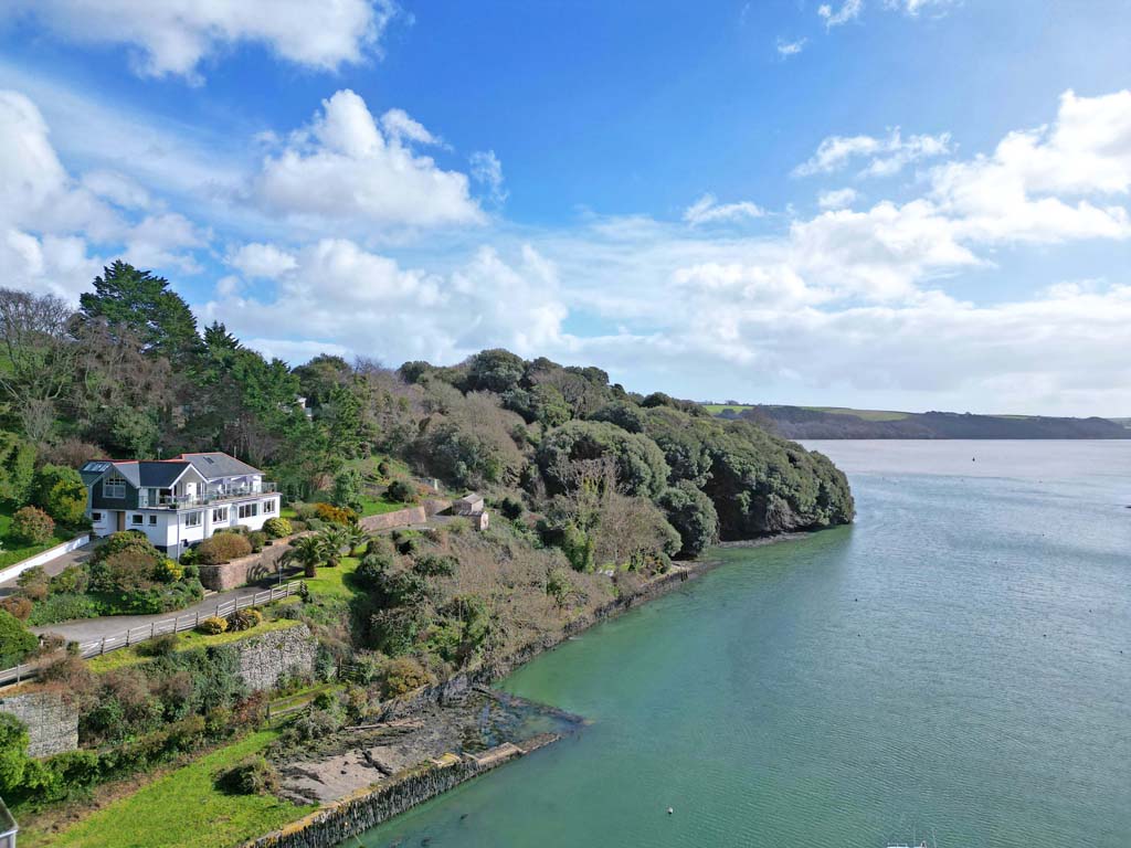 This expansive contemporary detached five-bedroom home has been designed around its magnificent south-westerly position and views. @LillicrapChilco 📍How much? £2.75m 📍Where? Truro, Cornwall 🔗Click here to take a look at the property: onthemarket.com/details/145965…
