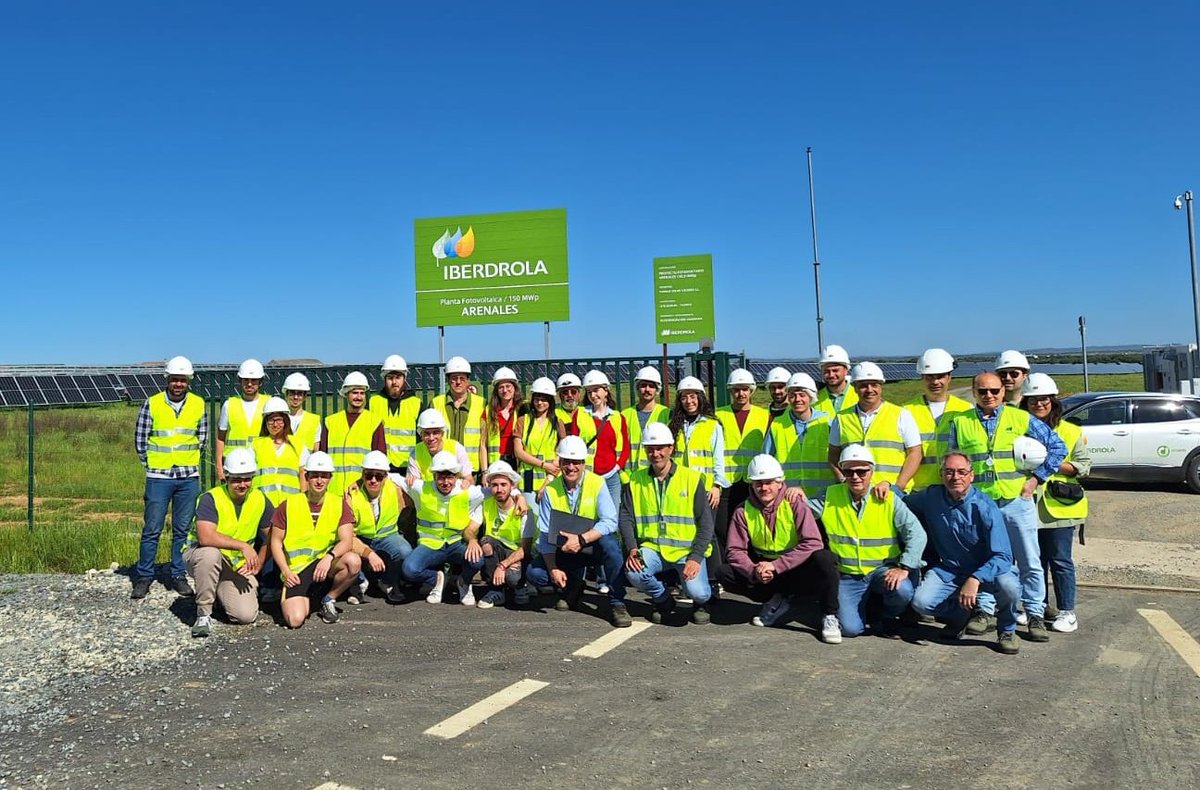 SLiviano's tweet photo. Muy interesantes las IX Jornadas de Formación de @iberdrola en Cáceres con alumnos y alumnas de la @eii_uex . Esta vez como novedad con respecto a ediciones anteriores hemos visitado la planta fotovoltaica Arenales, en Malpartida de Cáceres. https://t.co/wL5cPkfaWT