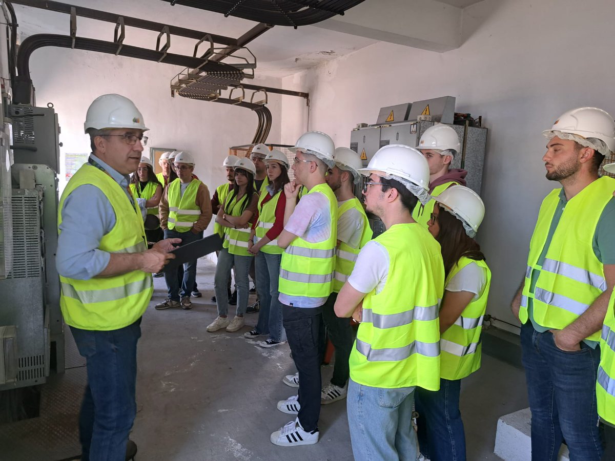 SLiviano's tweet photo. Muy interesantes las IX Jornadas de Formación de @iberdrola en Cáceres con alumnos y alumnas de la @eii_uex . Esta vez como novedad con respecto a ediciones anteriores hemos visitado la planta fotovoltaica Arenales, en Malpartida de Cáceres. https://t.co/wL5cPkfaWT