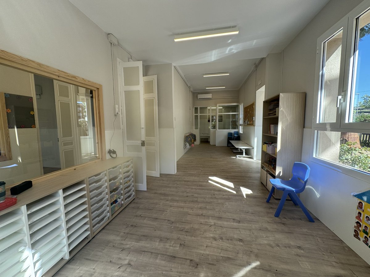 Reinaugurem la llar d'infants Arrels-Blanquerna amb criteris de sostenibilitat mediambiental prioritzant els materials naturals com fusta, aïllament tèrmic i acústic a terres i parets, climatitzant i un mobiliari més segur i adaptat que els permetrà descobrir i aprendre jugant