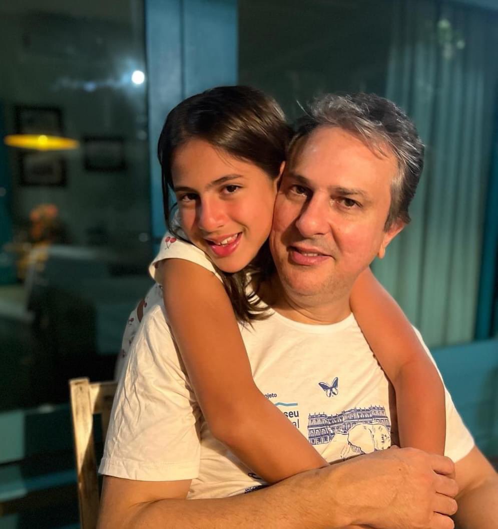 Hoje nossa menina faz doze anos! Luísa, minha filha, feliz aniversário, que sua doçura siga inundando esse nosso mundo de alegria. Papai te ama muito.