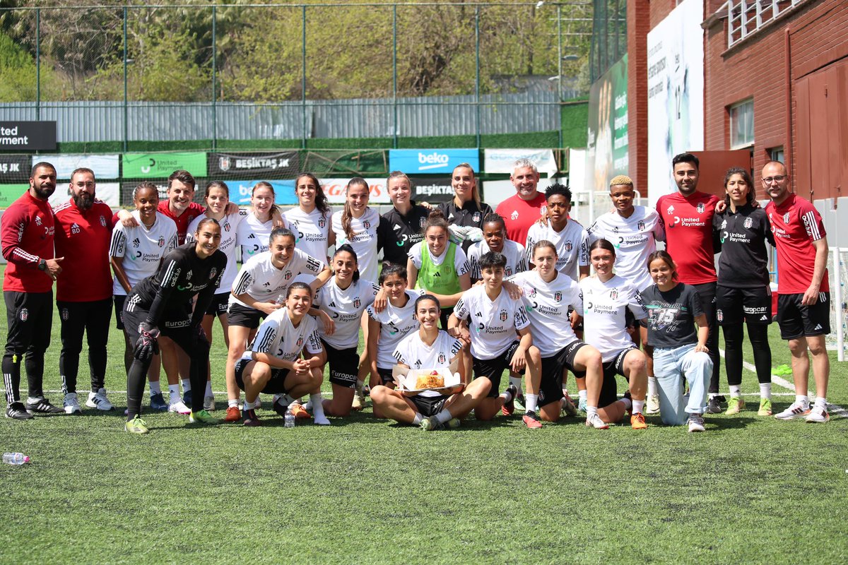 Futbolcumuz Esra Manya’nın doğum günü kutlandı. 🎂