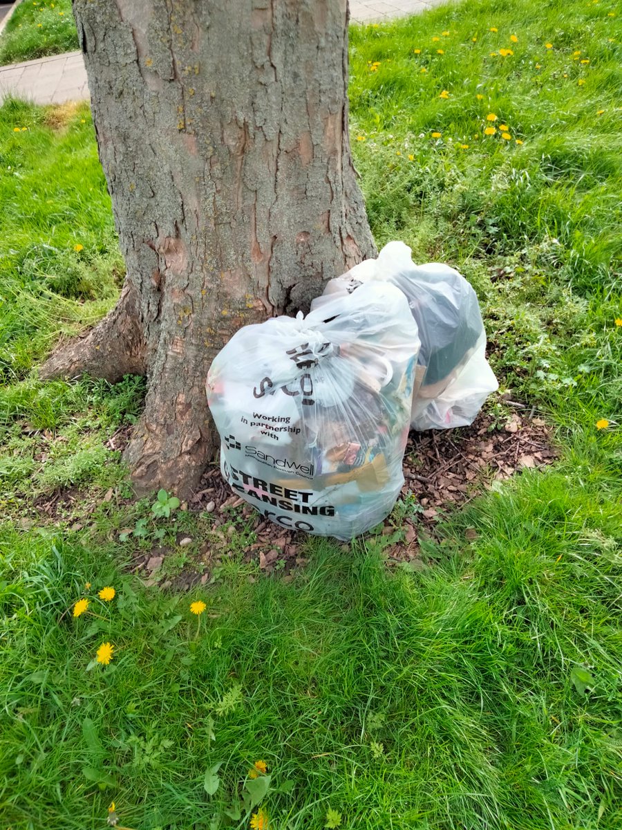 Shoutout to Lee in Charlemont, West Bromwich! He's out there, dedicated to keeping his adopted street clean by litter picking regularly. Not only is he making his community shine, but he's also getting in those extra steps for a healthier lifestyle. @SercoESUK @sandwellcouncil