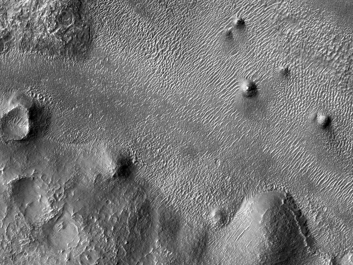 HiRISEWelsh's tweet image. HiPOD: Twmpathau crwn ger rhanbarth Argyre

rhif: ESP_040421_1385
dyddiad caffael : 12 Mawrth 2015 
uchder: 251 km

uahirise.org/hipod/cy/ESP_0…
NASA/JPL-Caltech/UArizona
#Mars #NASA #Cymraeg #Cymru #Welsh