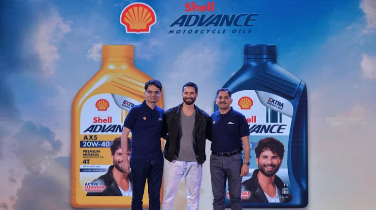 .@Shell_India unveils its upgraded portfolio of Shell Advance Motorcycle oils featuring brand ambassador @shahidkapoor. More here: bit.ly/43Wg7UO #marketing | #campaign | #shell | #ShellIndia | #shelladvance | #motorcycleoil | #lubricant | @shahidkapoor