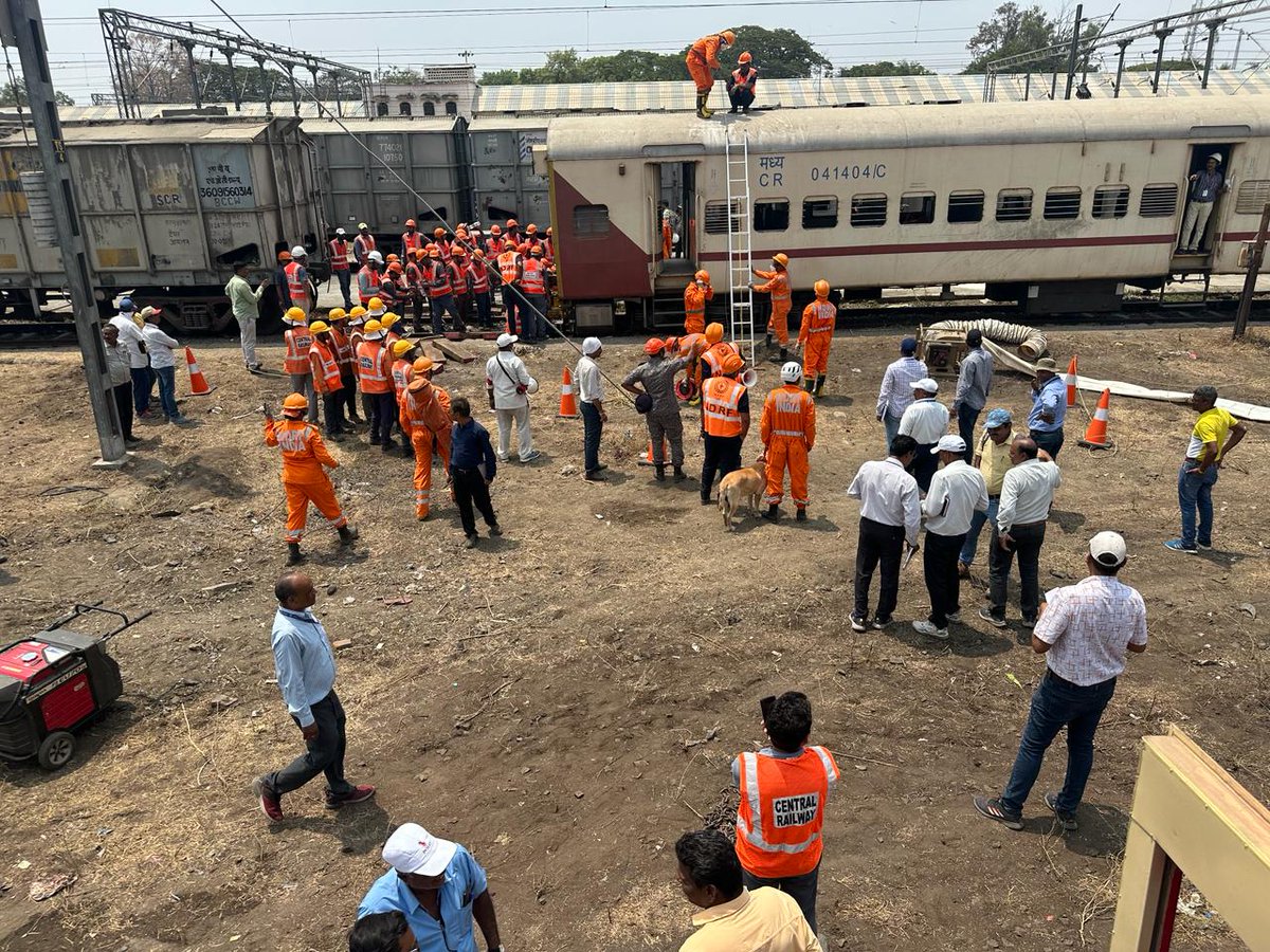 ' Successful execution of Joint railway mock exercise  #05NDRF with railway & other stakeholders at Daund, Solapur Division.
Such collaborations ensure readiness to respond swiftly and  effectively in times of need. #NDRF #RailwaySafety 
@ndmaindia
@NDRFHQ
@SDMAMaharashtra
@ANI