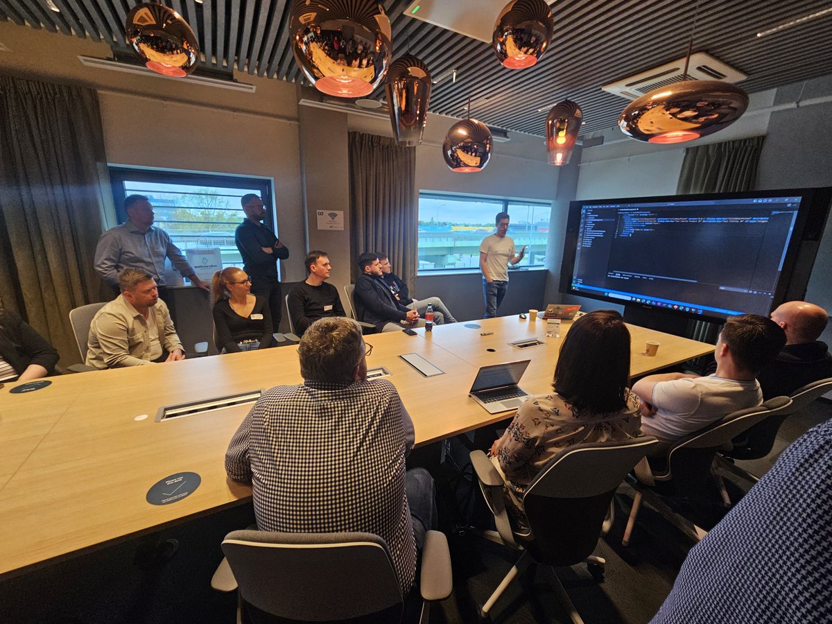 What is happening in this room at #CollabDaysPL? Look at all these attendees! 😱🤩 Maximilian Müller on stage with his geat session "#PowerPlatform Code Components - One approach to the Fusion Dev Team" 🩵