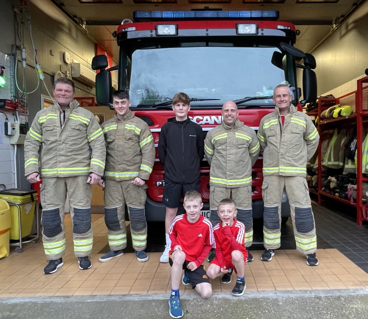 Crews from Collingham Fire Station have been training hard in fire kit, ahead of the Lincoln 10K on Sunday 🏃‍♂️ There's still time to donate, raising much needed funds for The Fire Fighters Charity 💰 justgiving.com/page/collingha… Good luck team 🙏