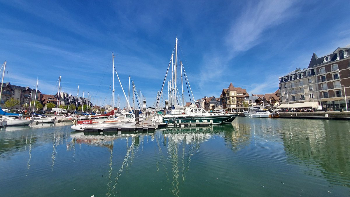 BarrMarie's tweet photo. #Pause ☀️ #Deauville ☀️😎 #OnTheRoadBack 🚘 https://t.co/qhv1Eyb03b