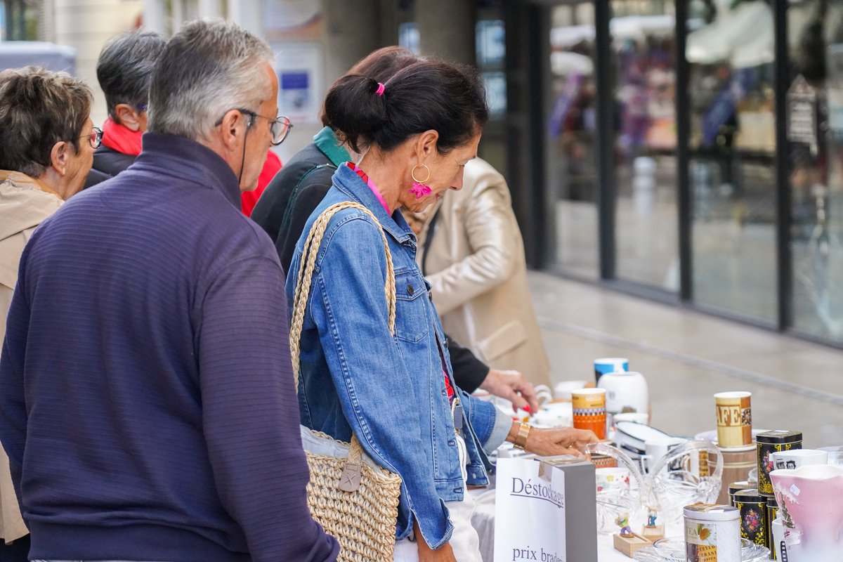 [#Braderie] 👜 Ce dimanche, c’est la Grande Braderie de printemps organisée par Vichy Commerces !