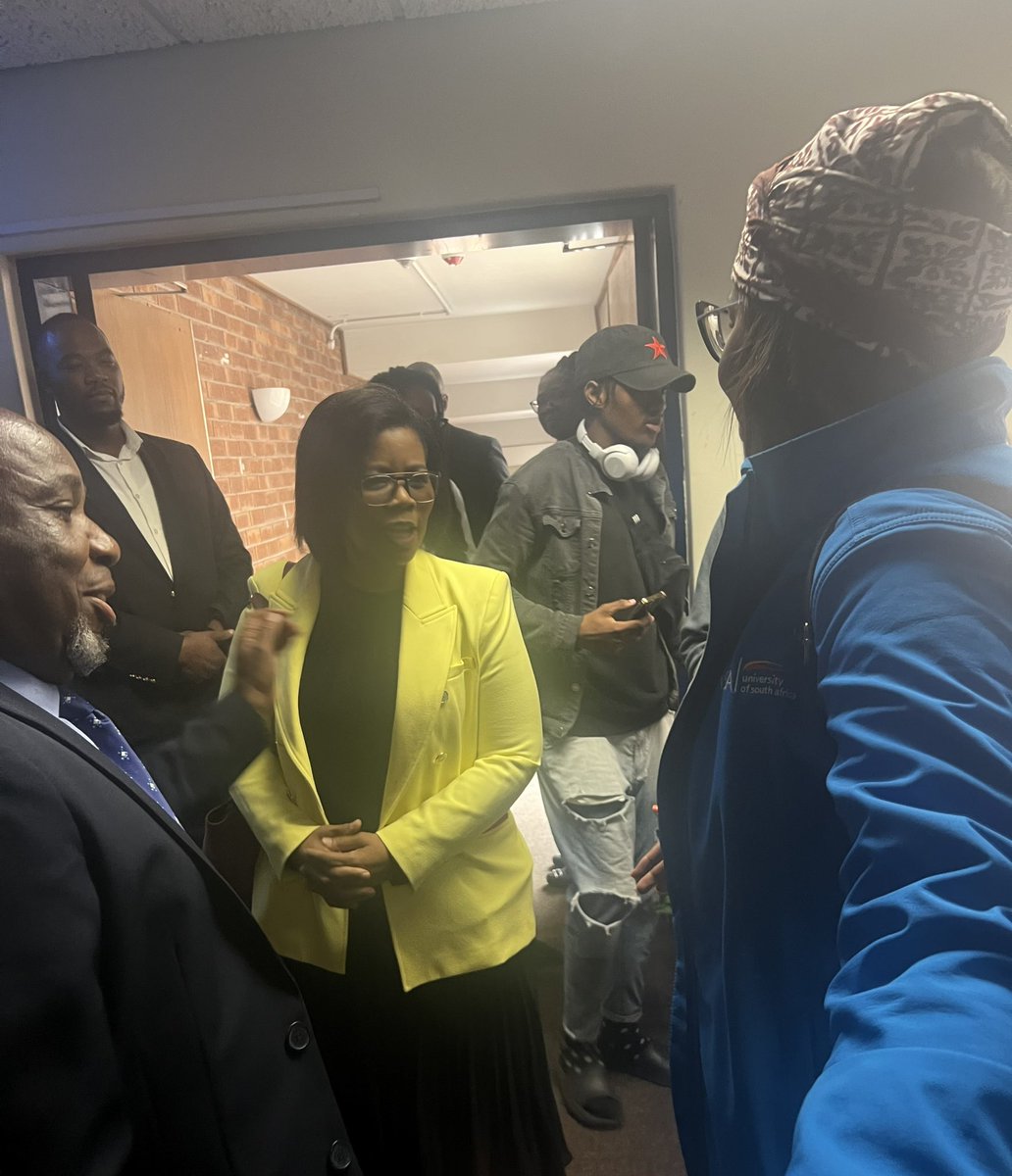 Today I had the pleasure of meeting one of the greatest women in academia, who is breaking the barriers of patriarchal dominance at the institution of higher learning. Captured here is the general, our 1st lady @LenkaBula, the Vice Chancellor of UNISA & myself. What a moment❤️🥹