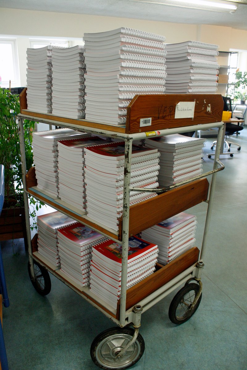 Nicht mehr lange bis zum #Welttag des Buches am 23. April! Wir sind dabei, die letzten Exemplare des Buches "Mission Roboter" in Brailleschrift, Großdruck und im Hörbuchformat zu produzieren. In den nächsten Tagen verschicken wir die ersten Bücher an die Schulen.