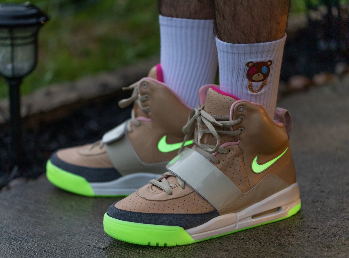 It’s about to be 15 years since these released & the glow is still good. Today’s #kotd is my 2009 Nike Air Yeezy 1 “Net” to continue the bday week celebration. 
#kanyewest #yeezy #SnkrsLiveHeatingUp #snkrskickcheck #nike #nikeair #jumpman #dunk #sneaker #sneakerhead #sneakers