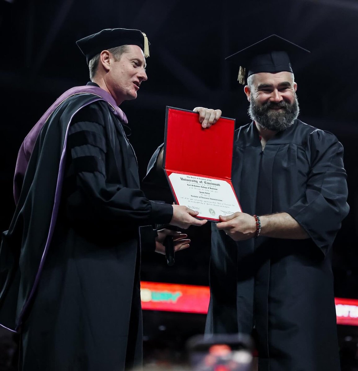 .@tkelce & @JasonKelce were surprised with a commencement ceremony at the University of Cincinnati 🎓🎉 (via @GoBEARCATS, @newheightshow)