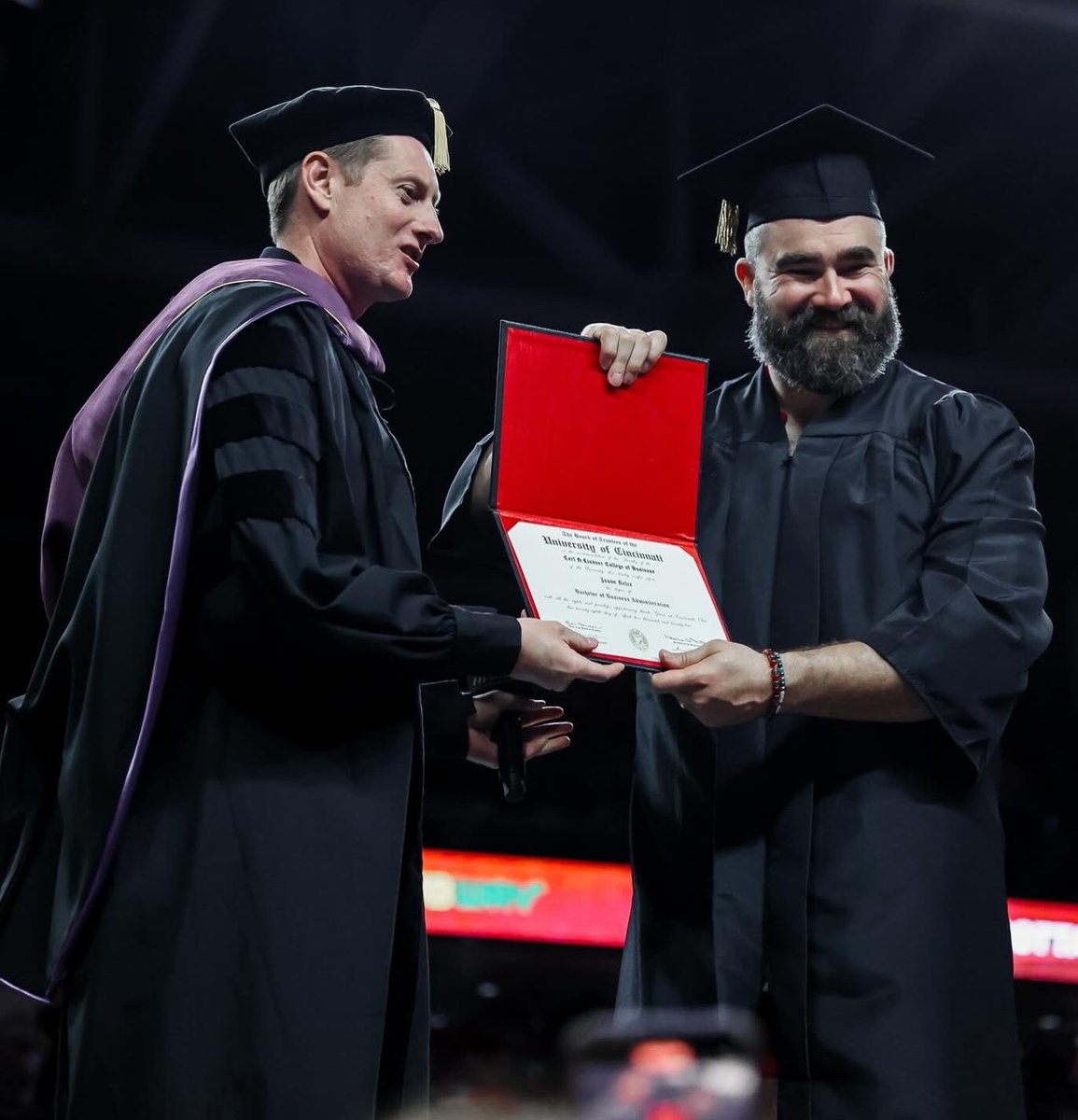 .<a href="/tkelce/">Travis Kelce</a> &amp; <a href="/JasonKelce/">Jason Kelce</a> were surprised with a commencement ceremony at the University of Cincinnati 🎓🎉

(via <a href="/GoBEARCATS/">Cincinnati Bearcats</a>, <a href="/newheightshow/">New Heights</a>)