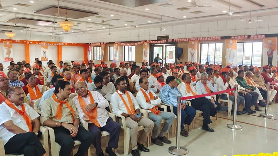 bharatpandyabjp's tweet photo. ફિર એકબાર મોદી સરકાર
અબકી બાર 400 પાર

ગુજરાતના મુખ્યમંત્રીશ્રી ભુપેન્દ્રભાઈ પટેલની અધ્યક્ષતામાં આજ રોજ વાપી ખાતે આગામી ચૂંટણી અંતર્ગત વલસાડ લોકસભાના Key Voters અને વિવિધ ક્ષેત્ર-સમાજના સામાજીક-પ્રતિષ્ઠિત આગેવાનોની ઉપસ્થિતિમાં સંવાદ કાર્યક્રમ યોજાયો.

#LokSabhaElections2024 https://t.co/CTGKpOqRQ1