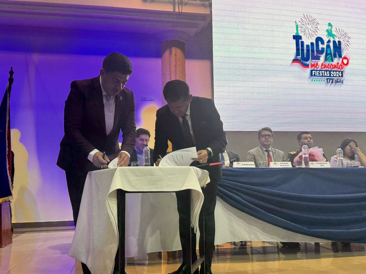 ECU911_'s tweet photo. #ECU911EnTerritorio | En la sesión solemne por los #173AñosTulcán el Director General del @ECU911_, @BolivarTelloA, firmó un convenio específico con el Alcalde, Andrés Ruano de @alcaldiaTulcan para fortalecer la videovigilancia y el talento humano. https://t.co/nFWj8JQXb9