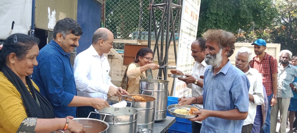 Tej_AnanthKumar's tweet photo. Today, volunteered for serving food to the needy at our premises. Adamya Chetana is serving free lunch in 5 places in Bengaluru for the needy,one location in hubballi, near railway station &amp; Break fast (Idli - sambaar) in Ayodhya.

Thanks to all the donors and supporters. https://t.co/GZJB322Amf