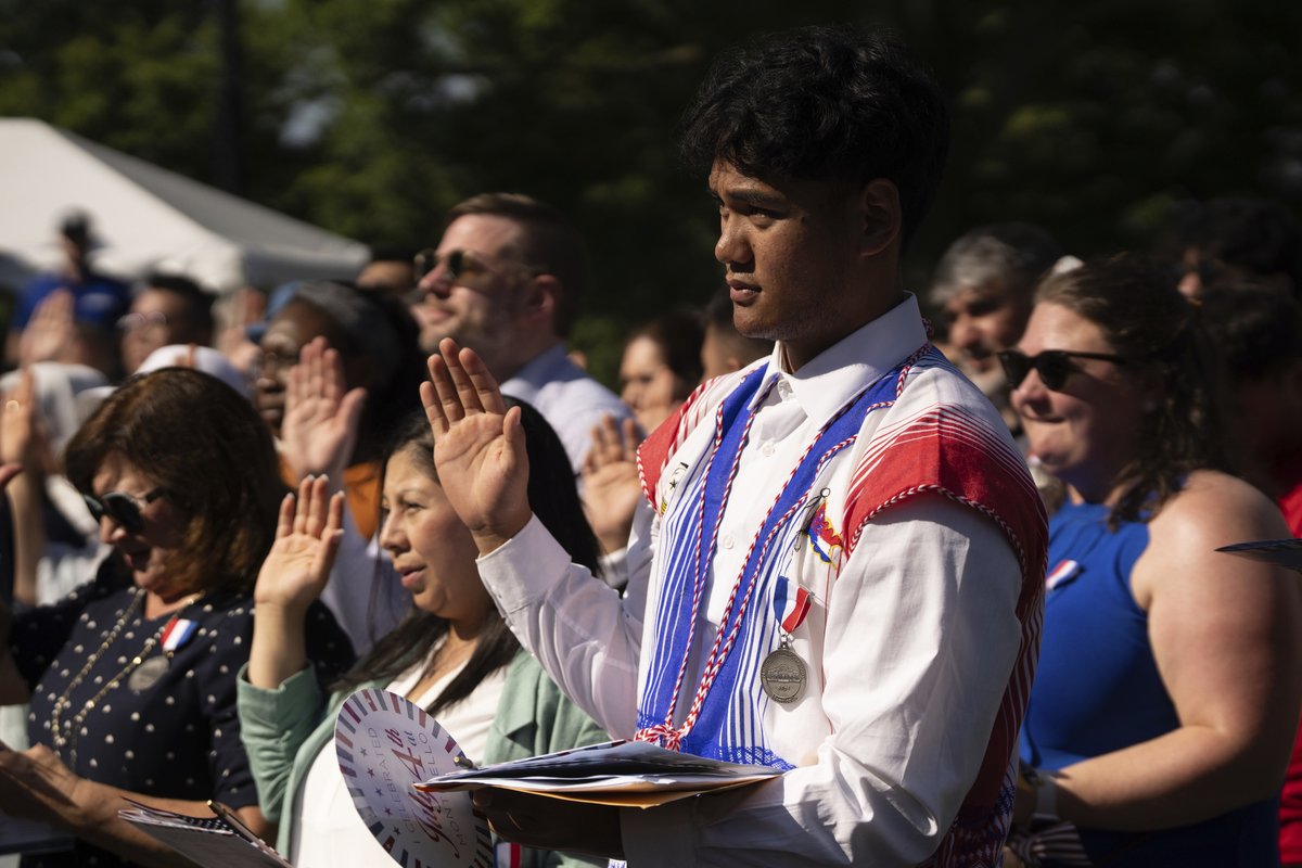 Tomorrow, we celebrate Thomas Jefferson's birthday! We are honored that the home of our third president and author of the Declaration of Independence @TJMonticello hosts a naturalization ceremony every 4th of July. It's always special to celebrate with #NewUSCitizens!