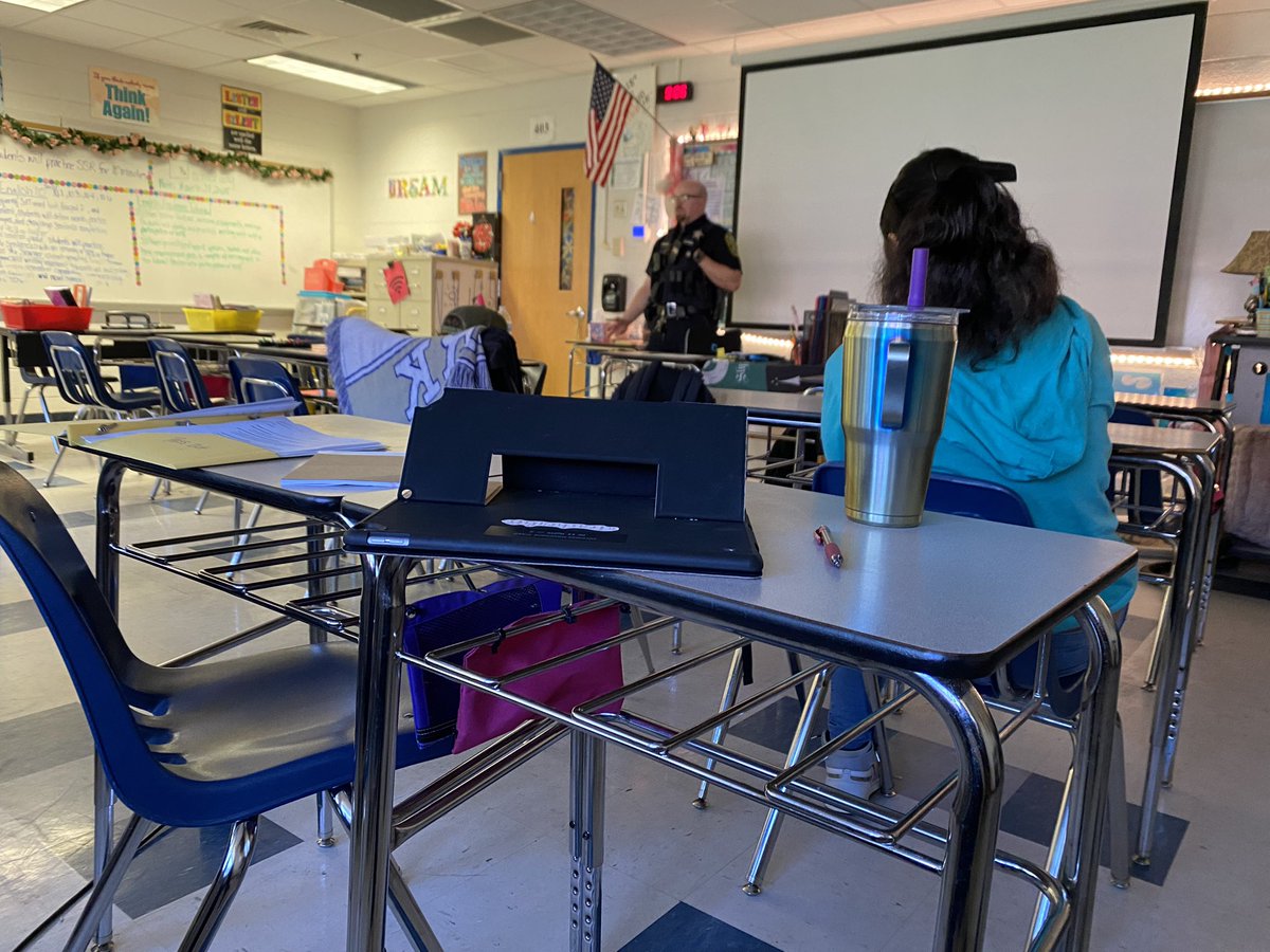 YhsMsDavis's tweet photo. Ss in Ms. Davis’ Academic Tutorial class ask questions of our School Resource Officer, Deputy McMannus, at the start of our Career Question Unit! Thanks to 
@YorkPoquosonSO and @YCSD #Careers https://t.co/vnE8RsfUzd